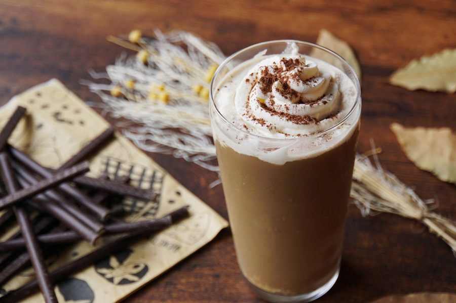 ホイップをのせたカフェのドリンク