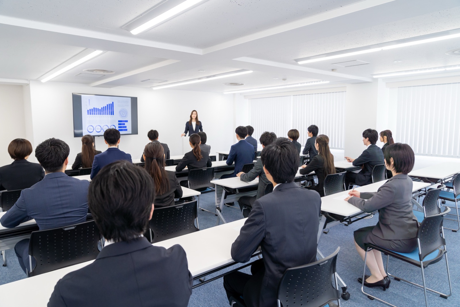 セミナー会場で講師の話を聞く参加者たち